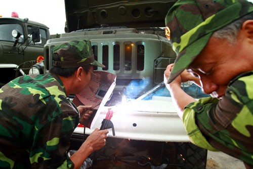 Sau khi được vận chuyển từ TP Hồ Chí Minh ra Quảng Bình, đoàn xe được sơn sửa lại những vết trầy xước.